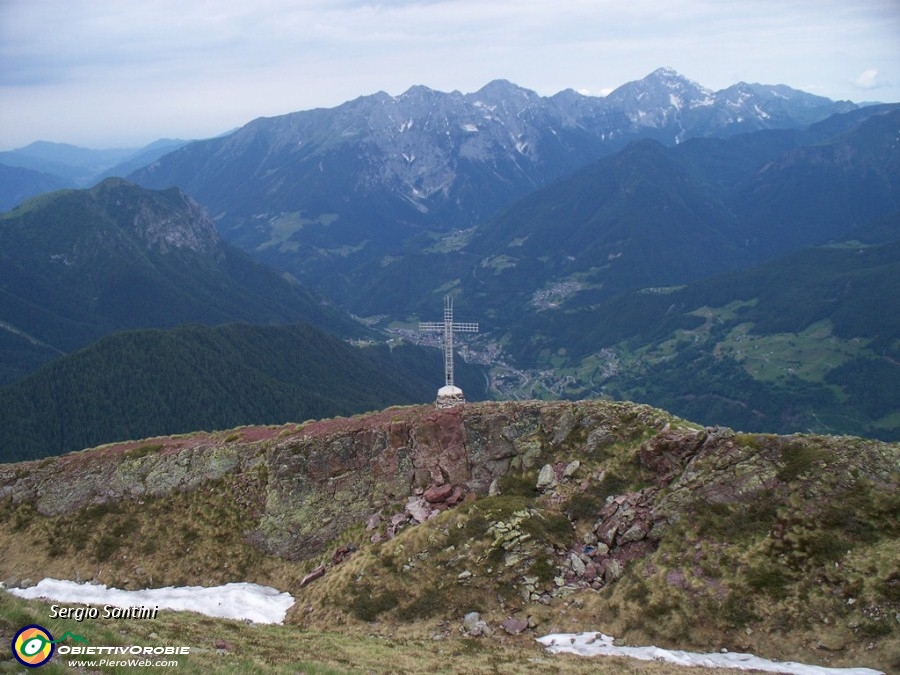 33 Croce del Calvera non in vetta ma visibile dal paese.JPG